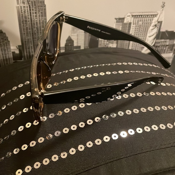 Cat-eye shape with flat-top style. 🕶️ Sunglasses - Picture 3 of 4